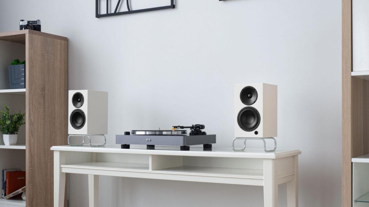 ELAC представил в России эксклюзивную модель полочных колонок Adsum Debut ConneX 3 seriya kolonok elac debut connex 2