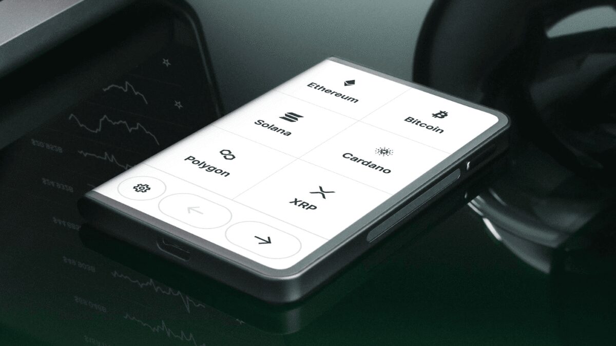 Криптокошелек Ledger Stax на телефонном дисплее интерфейс криптовалют