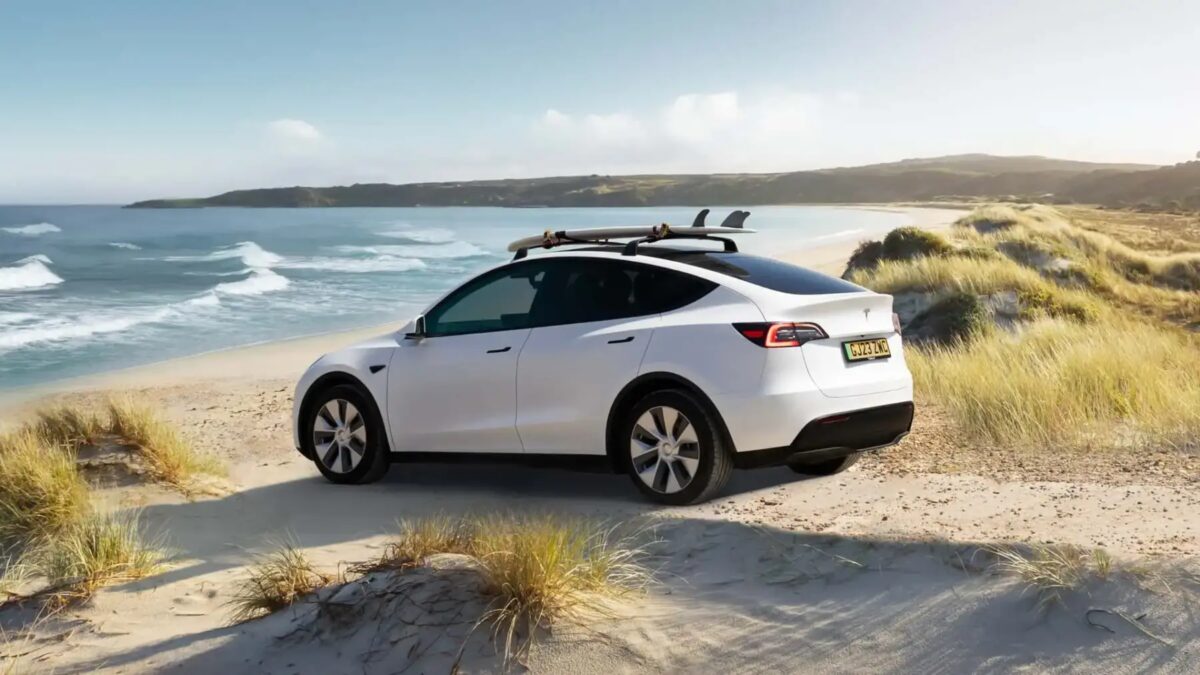 Электромобиль Tesla Model Y с задним приводом на пляже