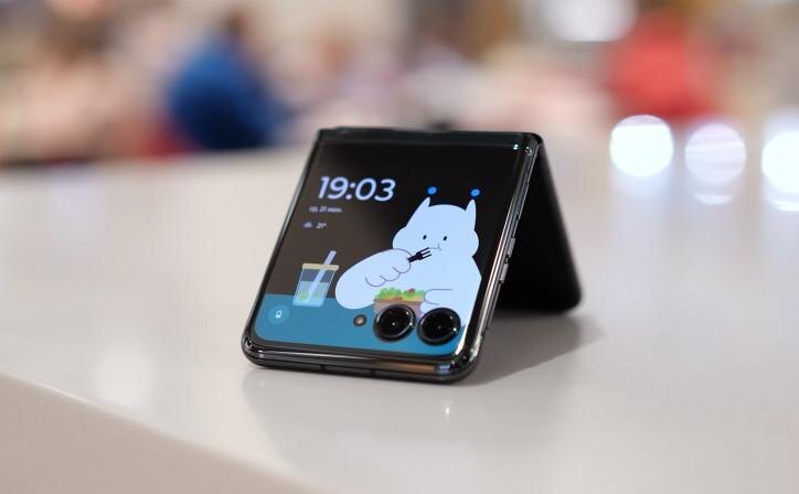 Складной смартфон Motorola Razr 50 Ultra с дисплеем и камерами на фоне