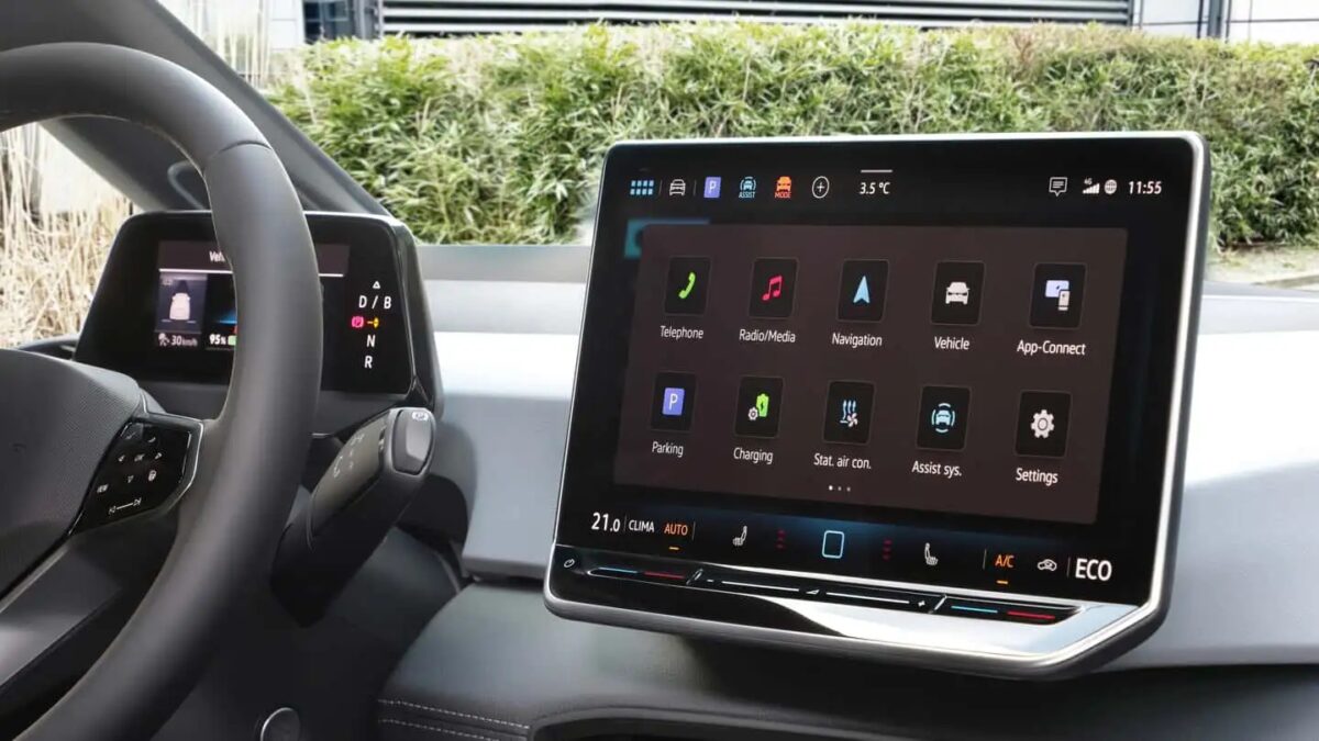 Интерьер автомобиля Volkswagen ID.4 с сенсорным экраном