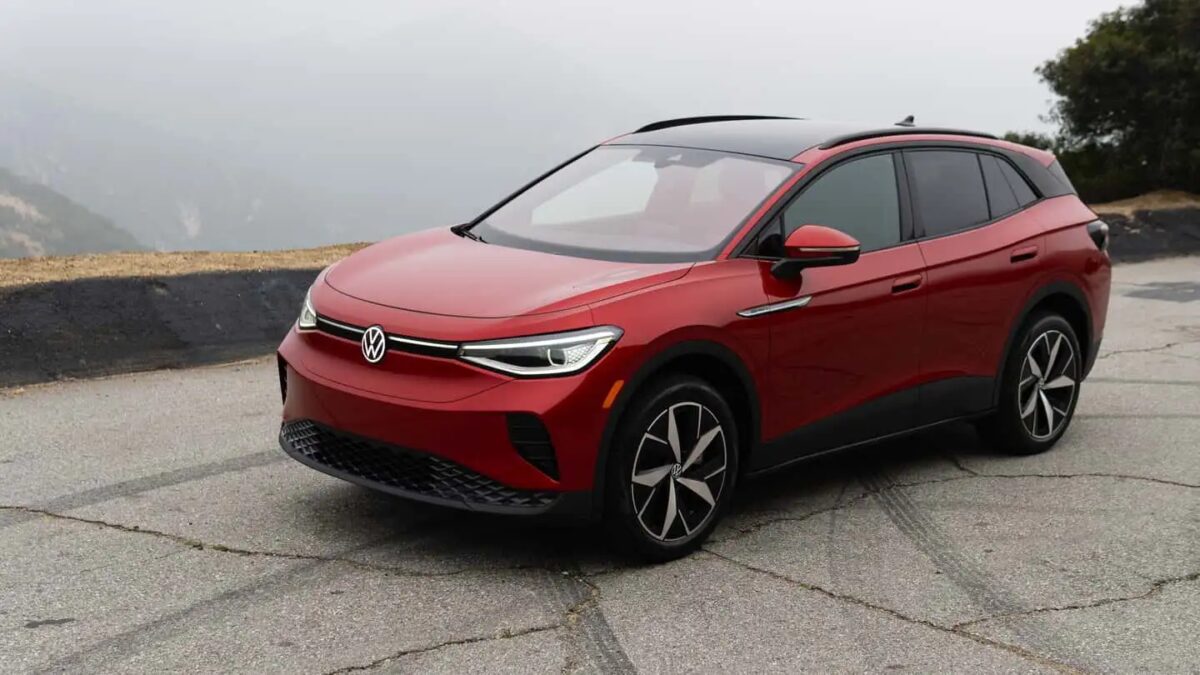 Красный электромобиль Volkswagen ID.4 на серой дороге