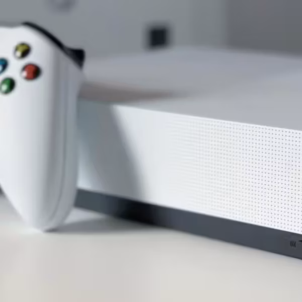 Патентные изображения облачной консоли Xbox с беспроводным контроллером на белом столе
