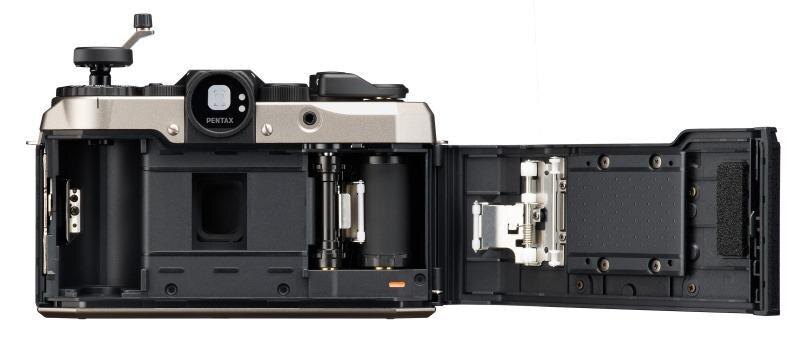 Вид изнутри камеры Pentax 17 с открытым задником