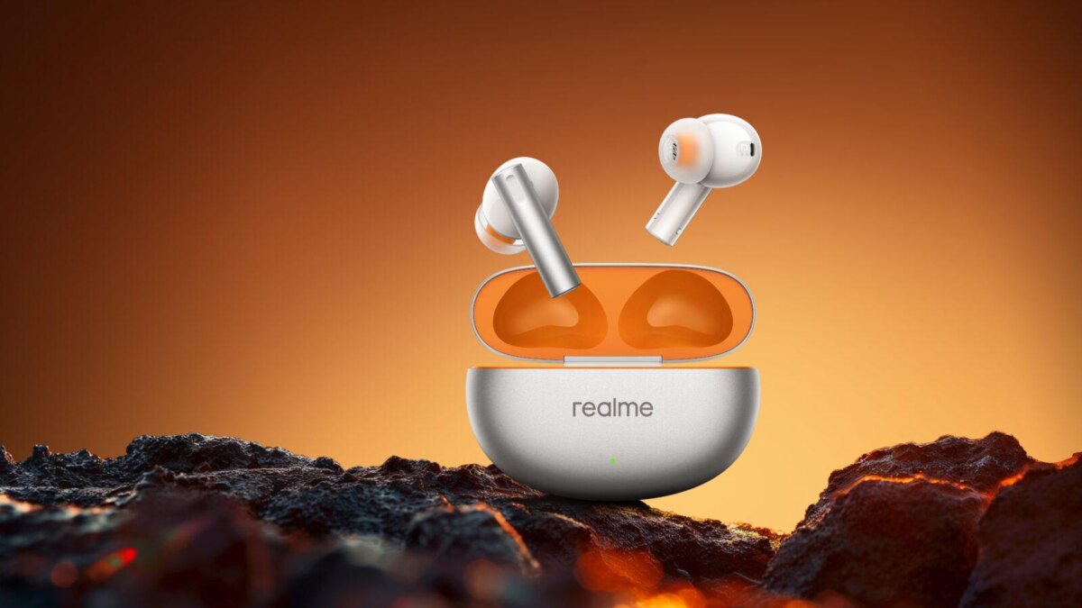 Беспроводные наушники realme Buds Air6 Pro в кейсе на фоне заката