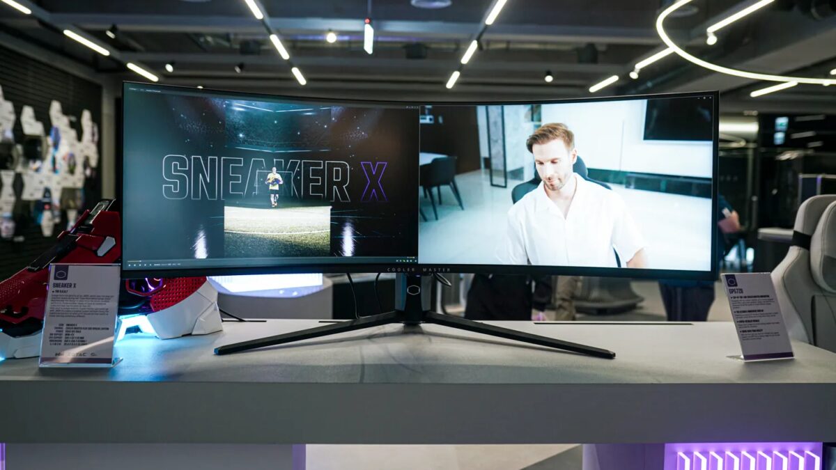 Изогнутый двойной монитор Samsung для игр выставка