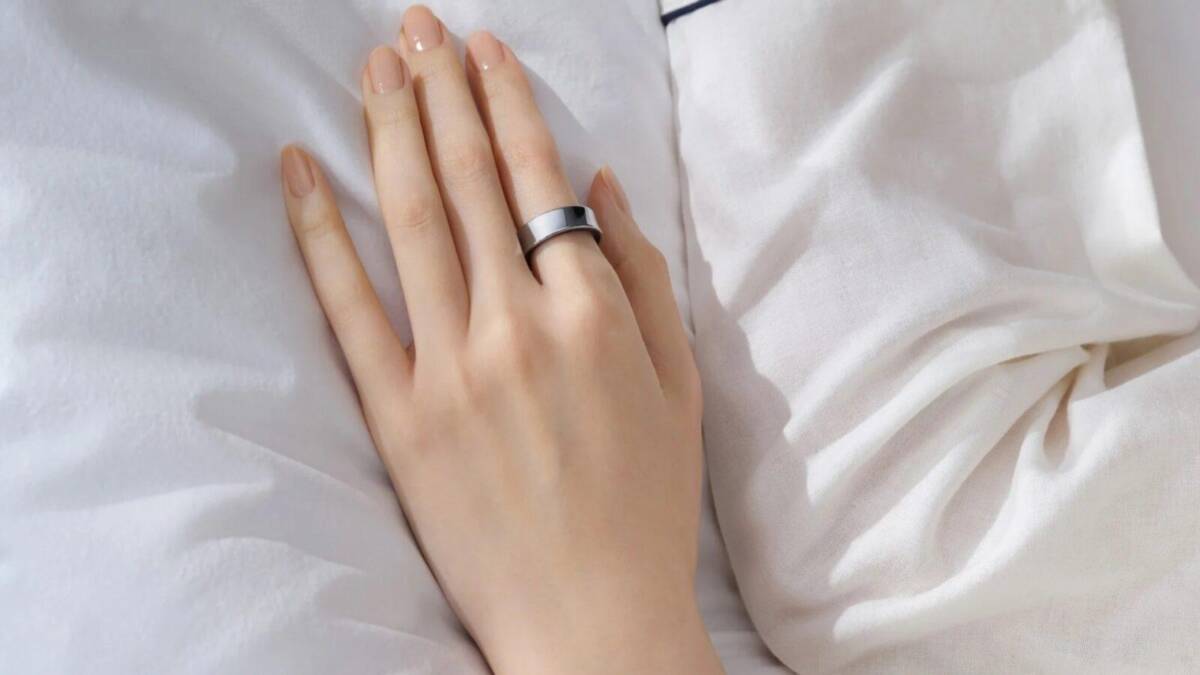 Samsung Galaxy Ring: зарядный кейс как у наушников и новые подробности о функциях 5 Рука с кольцом Samsung Galaxy Ring на фоне белой ткани
