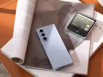 Samsung Galaxy Z Flip 6 на белом фоне: вид на заднюю панель и складной экран