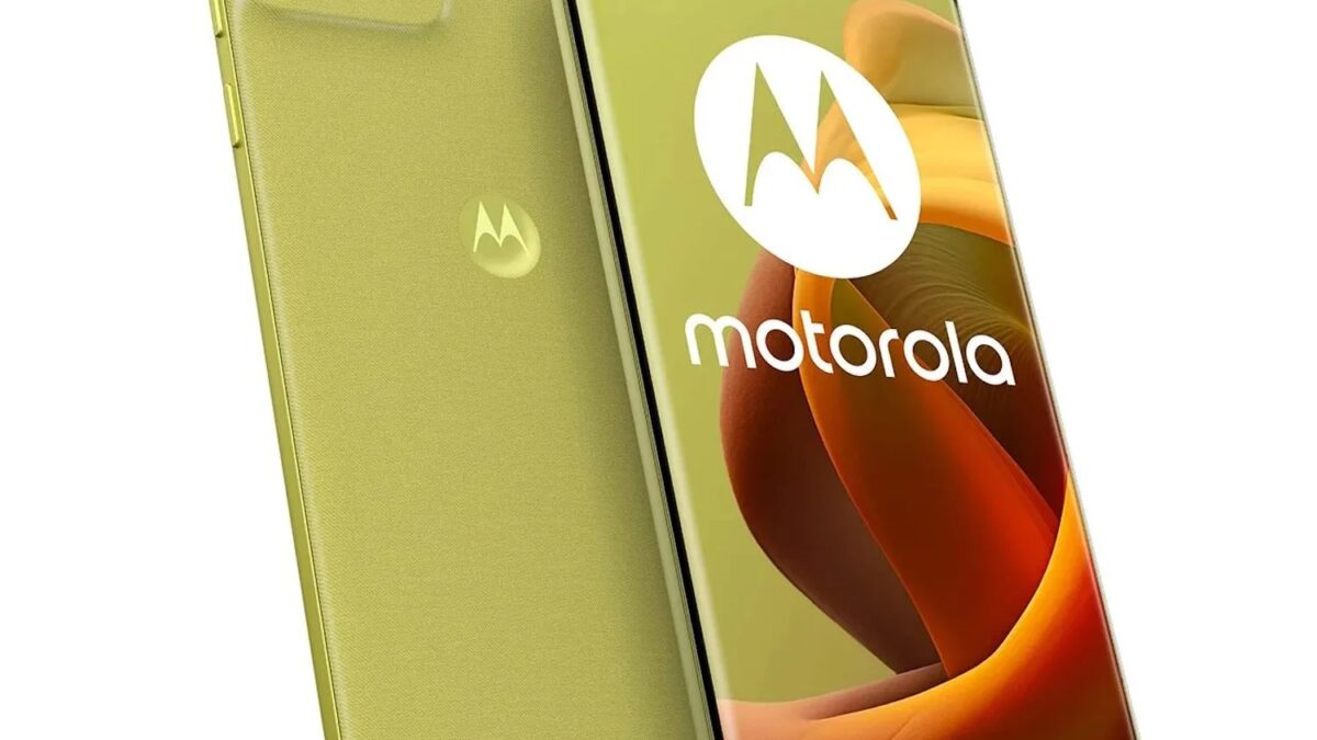 Зеленый смартфон Motorola Moto G85 с двумя камерами сзади и дисплеем спереди с вырезом для камеры