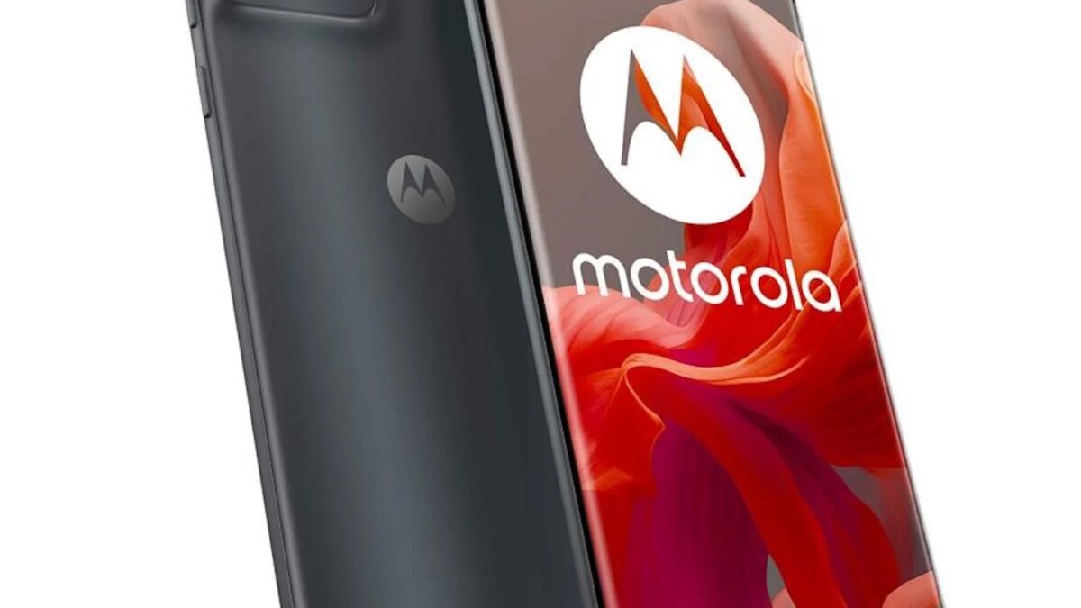 Смартфон Motorola Moto G85 с двойной камерой сзади и изогнутым дисплеем спереди