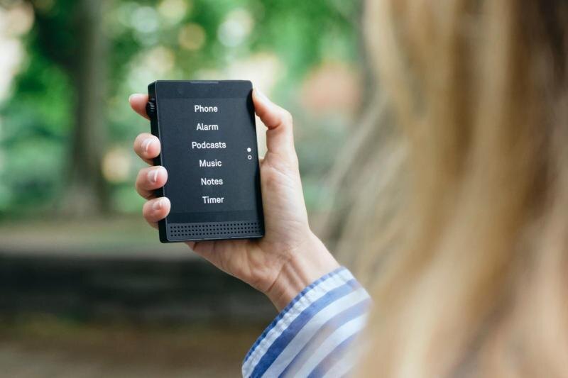 Представлен новый смартфон без социальных сетей - Light Phone 3 6 light phone 3 1