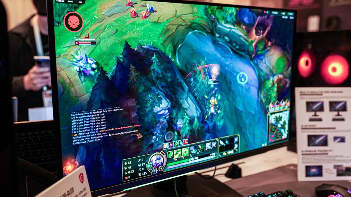 Игровой монитор с изогнутым экраном и RGB подсветкой
