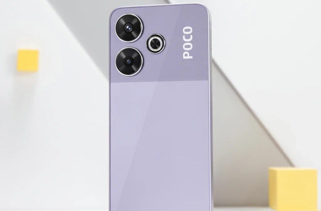 Смартфон Poco M6 с тремя камерами и фиолетовым корпусом