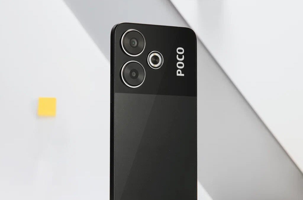 Черная задняя панель смартфона Poco M6 с двумя камерами и логотипом