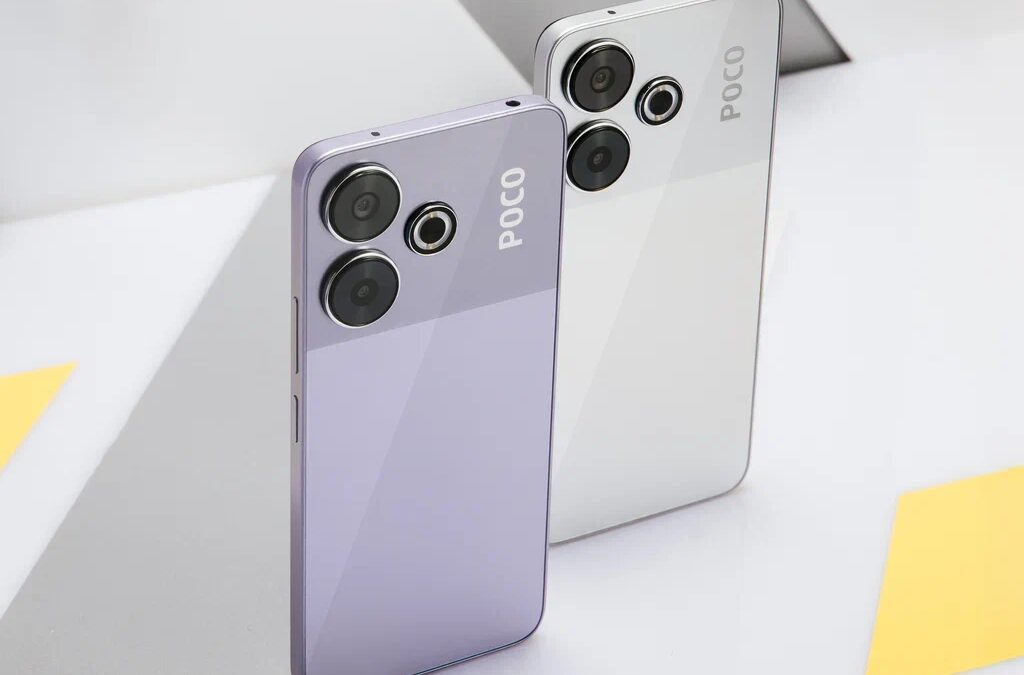 Два смартфона Poco M6 с тройными камерами и логотипом Poco на задней панели