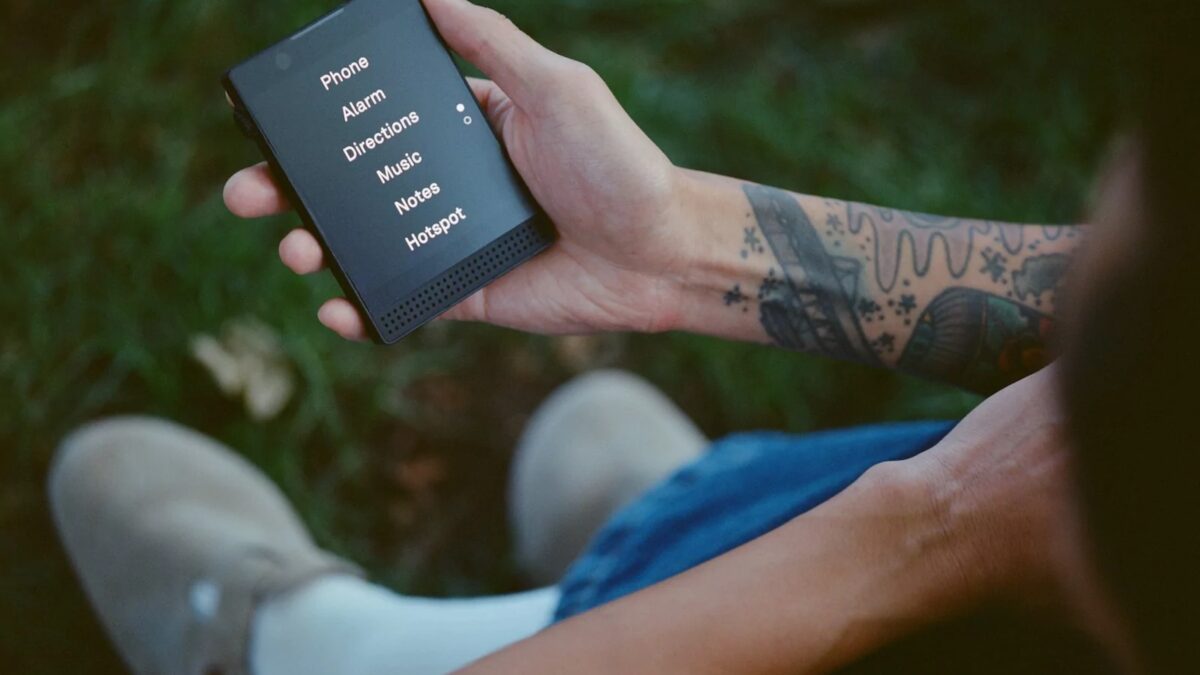 Представлен новый смартфон без социальных сетей - Light Phone 3 9 predstavlen smartfon s chyorno belym oled displeem s kameroj nfc i strannym processorom 3