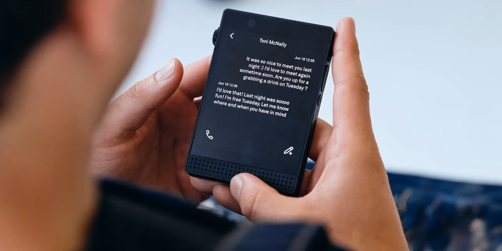 Представлен новый смартфон без социальных сетей - Light Phone 3 5 predstavlen smartfon s chyorno belym oled displeem s kameroj nfc i strannym processorom 5