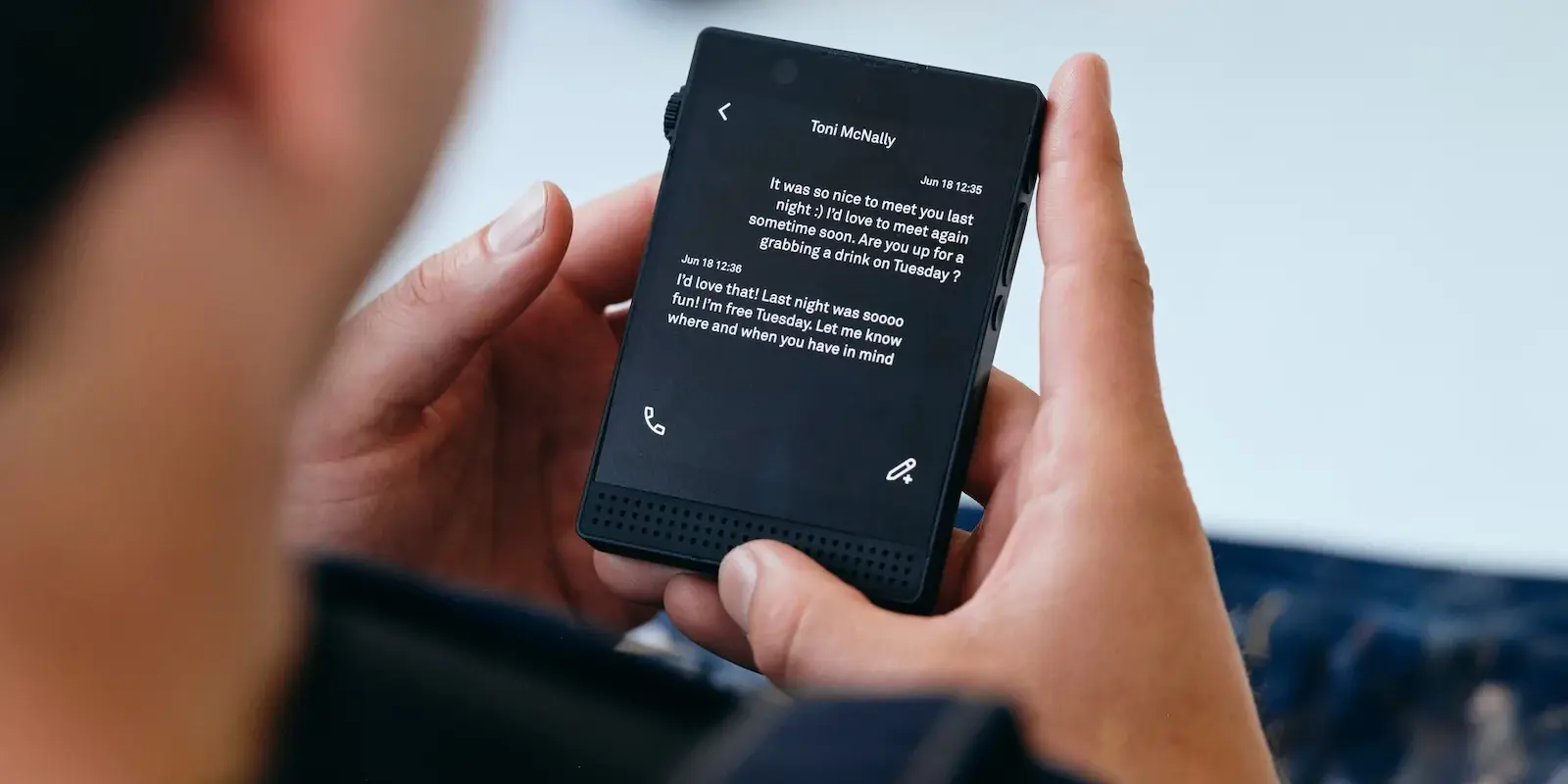 predstavlen smartfon s chyorno belym oled displeem s kameroj nfc i strannym processorom 5