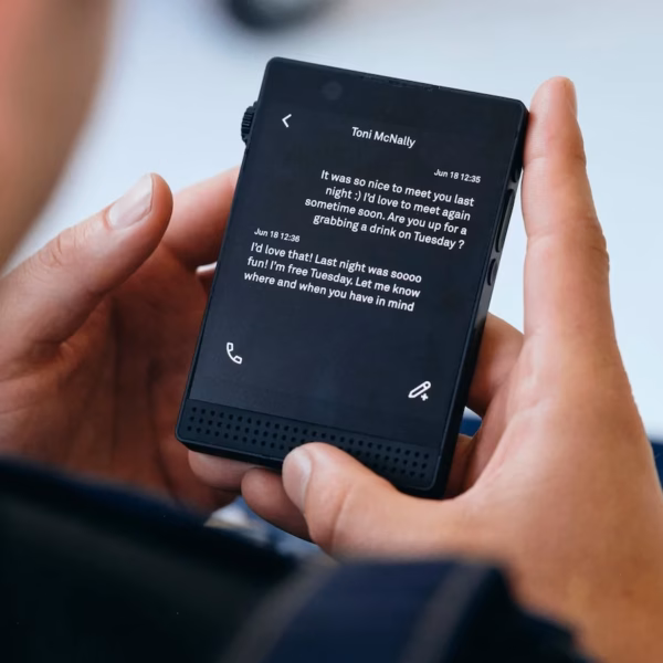 predstavlen smartfon s chyorno belym oled displeem s kameroj nfc i strannym processorom 5