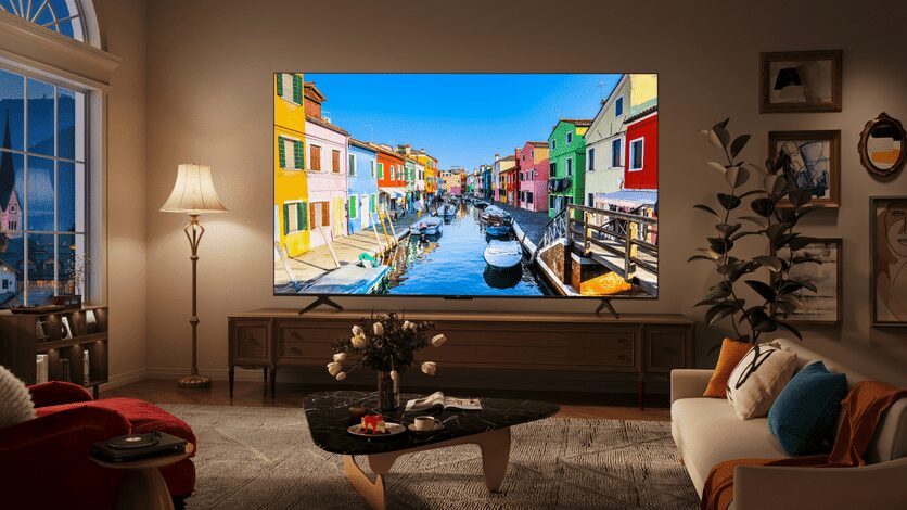 Телевизор TCL C655 Pro в гостиной на стене