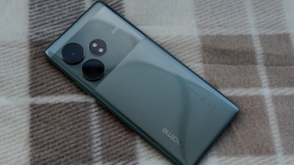 Задняя панель realme GT 6T с тройной камерой
