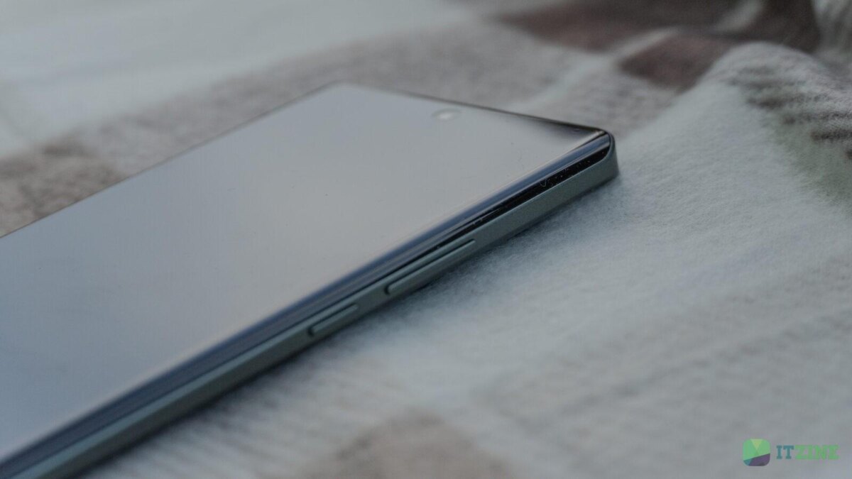 Смартфон realme GT 6T с плоским дисплеем и боковыми кнопками