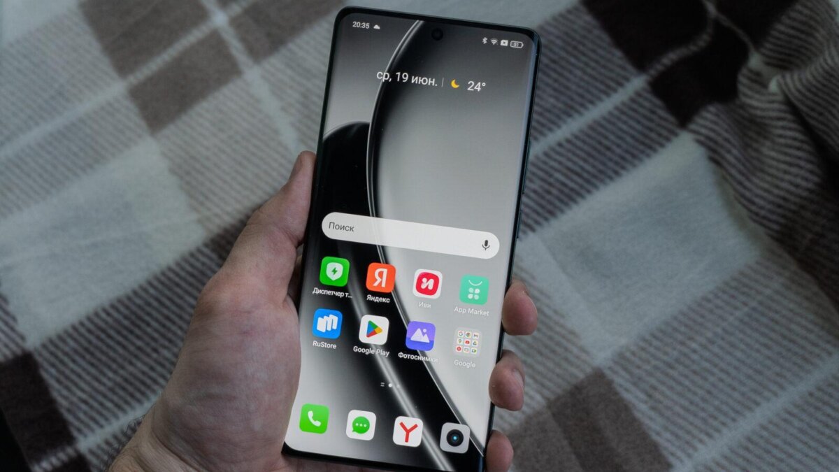 Смартфон realme GT 6T в руке сверху снимок