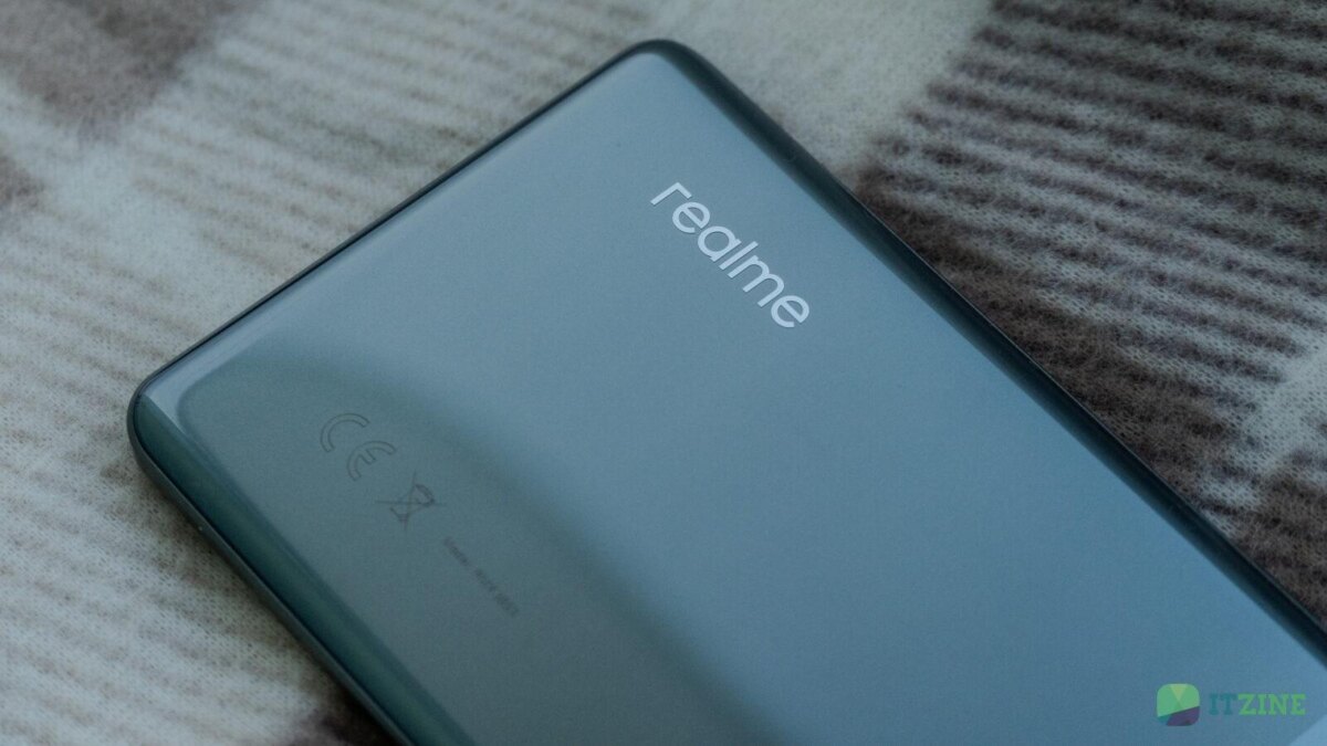 Задняя панель realme GT 6T с надписью