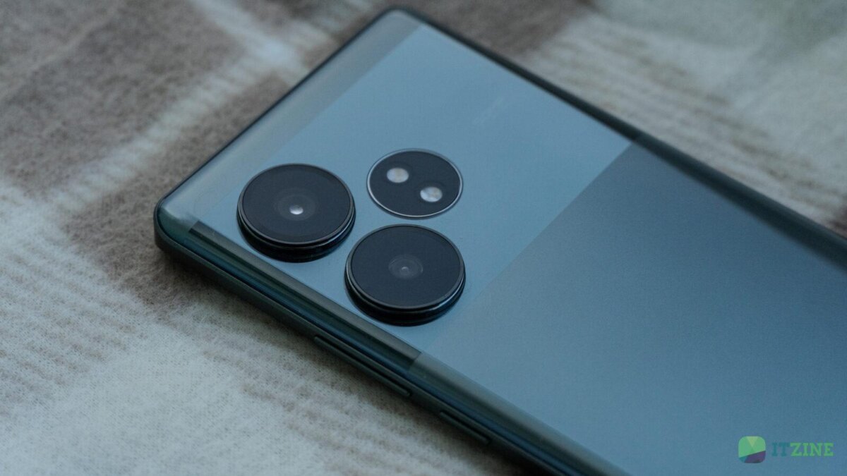 Задняя часть смартфона realme GT 6T с тремя камерами
