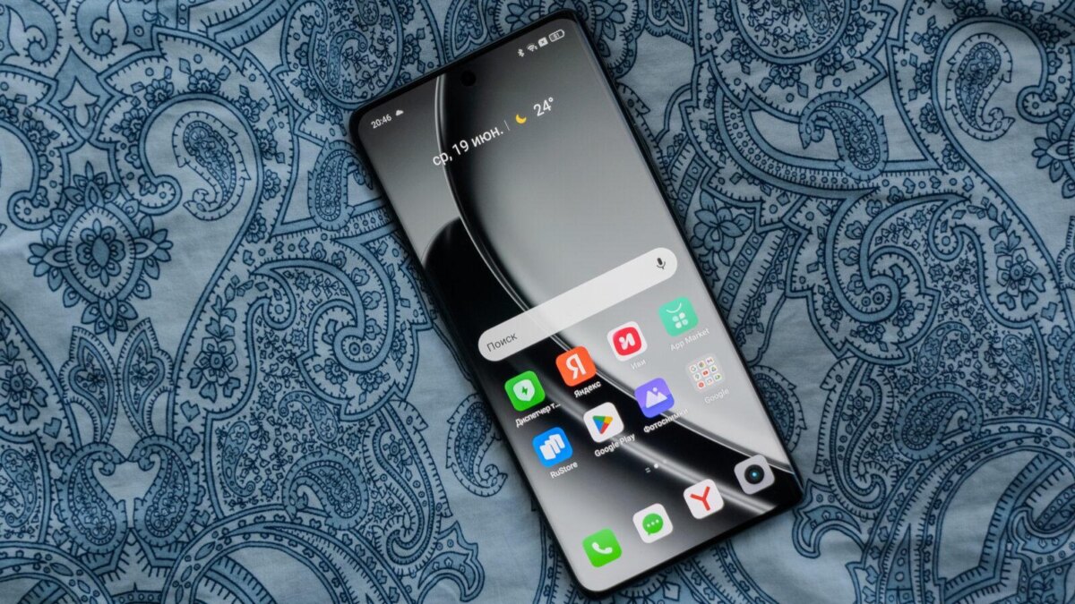 Экран смартфона realme GT 6T с домашним интерфейсом