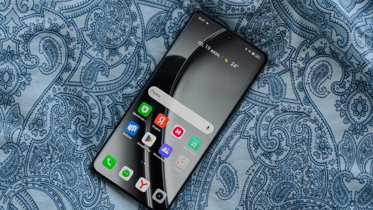 Экран смартфона realme GT 6T с домашним экраном