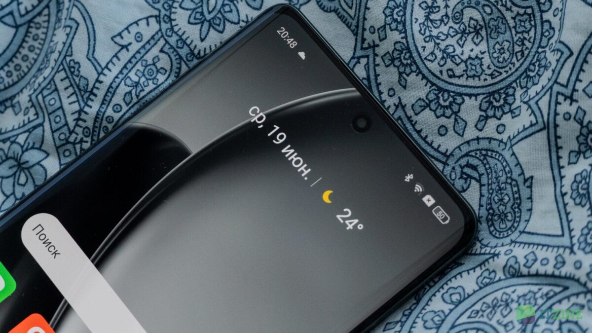 Смартфон realme GT 6T с отображением времени и температуры