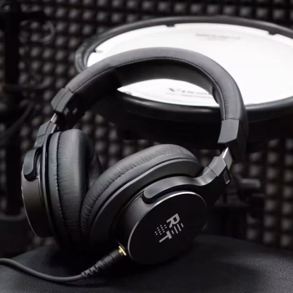 Наушники Radiotehnika TD01С на черной поверхности с кабелем