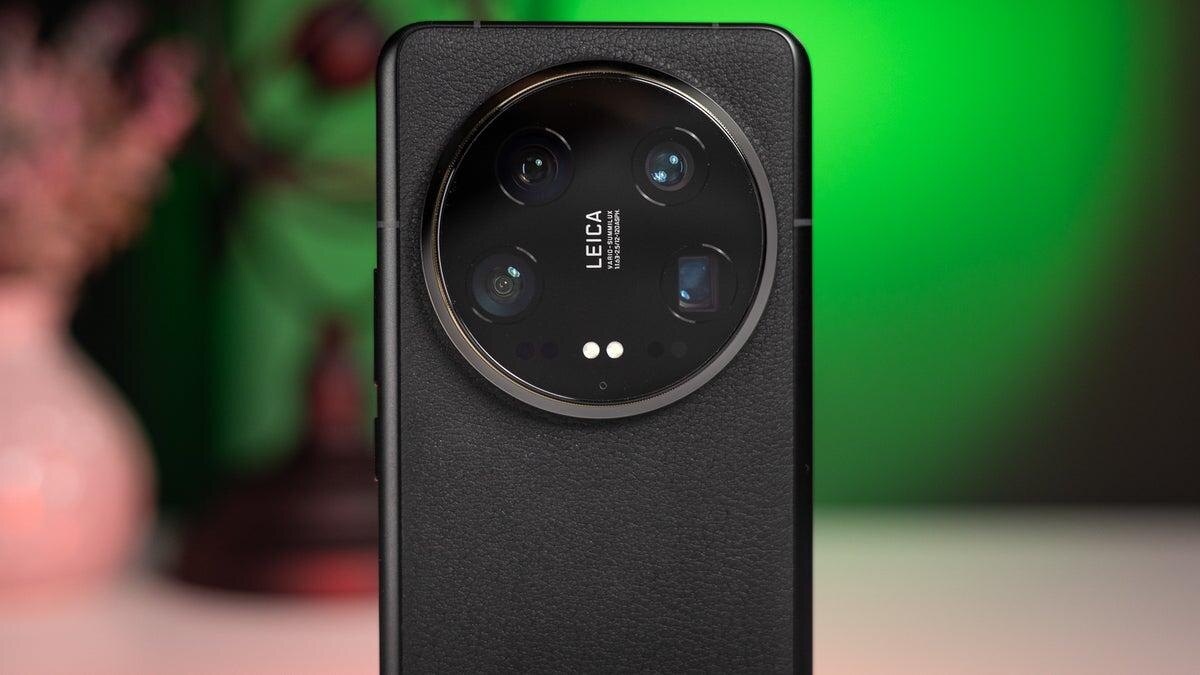 Задняя часть смартфона Xiaomi 15 Pro с крупной круглой камерой
