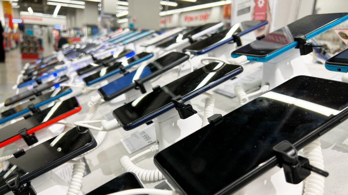 Много планшетов на дисплее в магазине с защитной рамкой