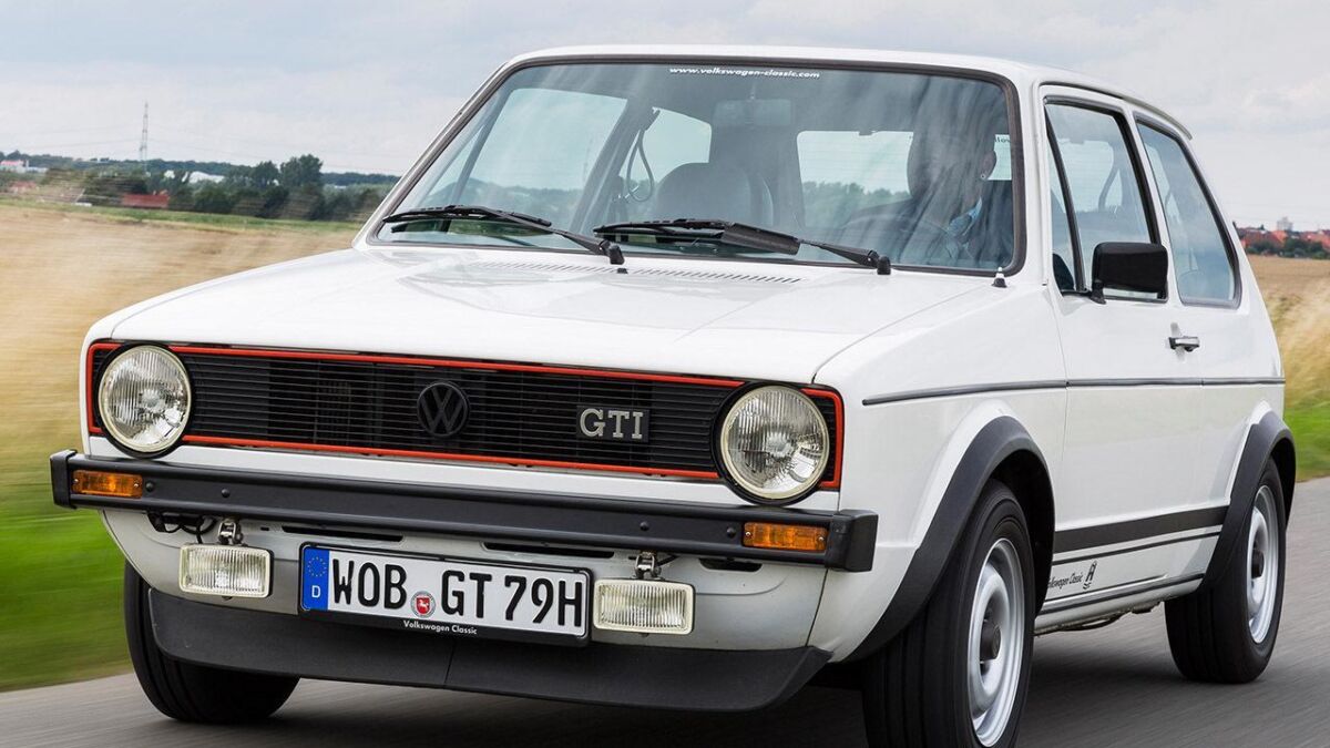 Классический белый Volkswagen Golf GTI MK1 1981 года движется по дороге