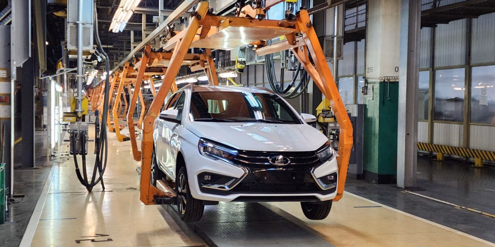 Процесс производства Lada Vesta был приостановлен три дня назад и пока не возобновлен 2 20221118 084914 2048x1153 1