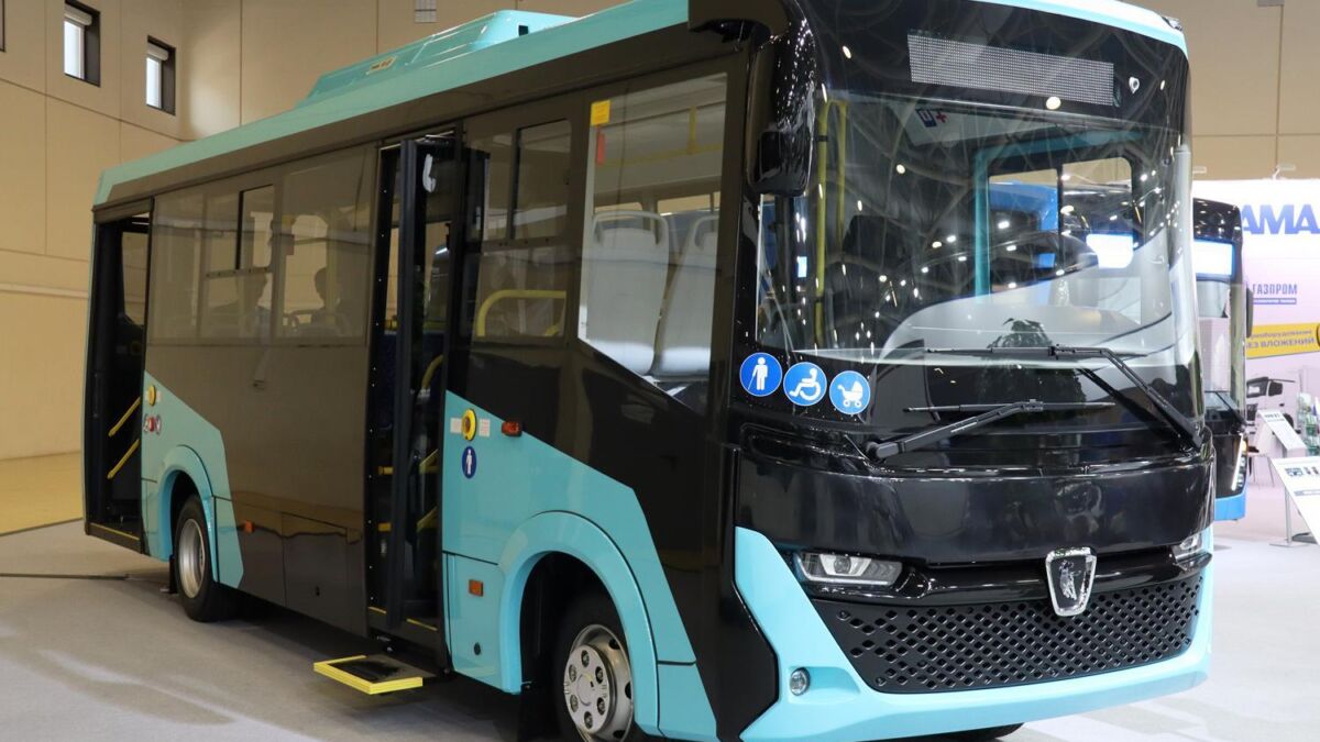 Автобус КамАЗ Vega на выставке: черно-бело-голубая окраска внутри и снаружи