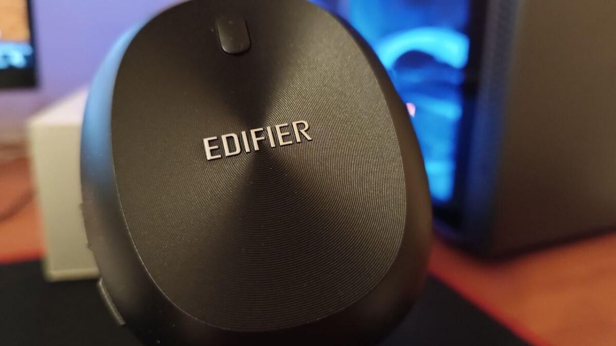 Полноразмерные беспроводные наушники Edifier W800BT Free: крупный план наушника и поверхности чашки