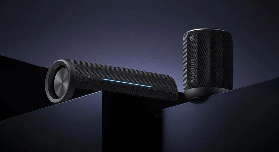 Беспроводная Bluetooth-колонка Speaker и Speaker Mini от Xiaomi, наклонный вид с динамиками и световой линией