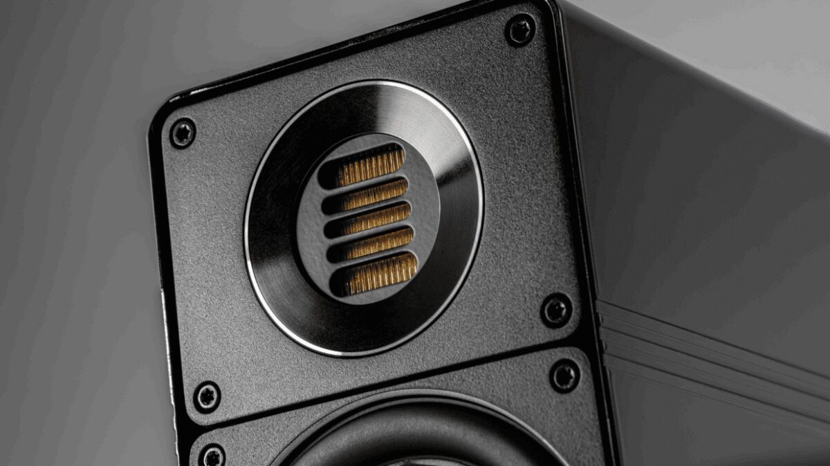 Пара электрифицированных акустических колонок ELAC Elegant BS 312.2 крупным планом