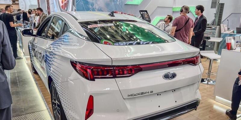 На выставке «Иннопром» показали «Москвич 6» на «голубом топливе» 5 800x400 1 1
