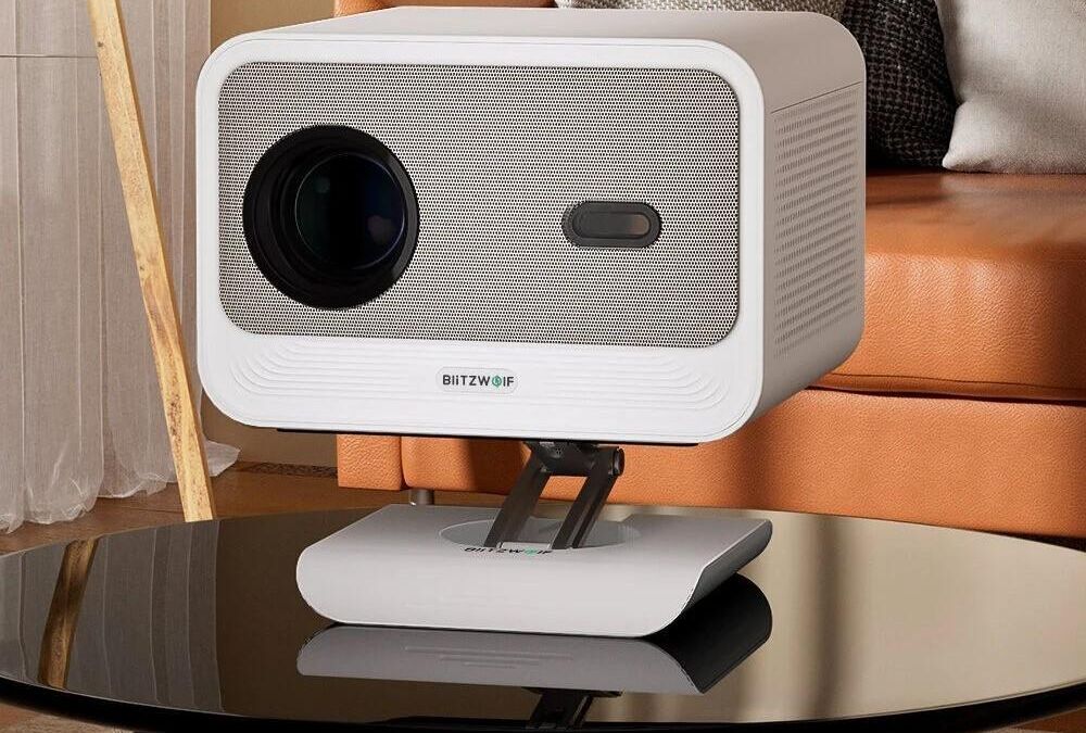 Проектор Blitzwolf BW-V3 Max с водяным охлаждением на круглом столе в кадре