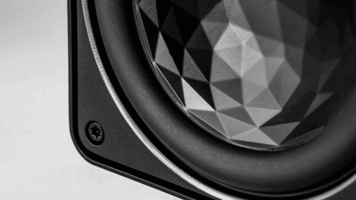 Вид сбоку акустики ELAC Elegant BS 312.2 с тёмным динамиком и винтовым креплением