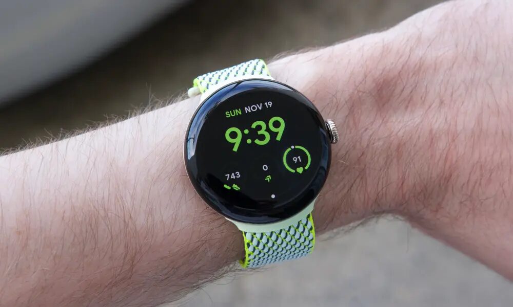 Google Pixel Watch 3 на руке: умные часы Google с круглым циферблатом и ремешком