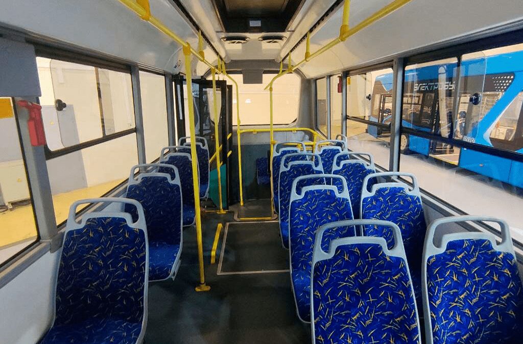 Внутренний интерьер автобуса КамАЗ Vega с синими сиденьями