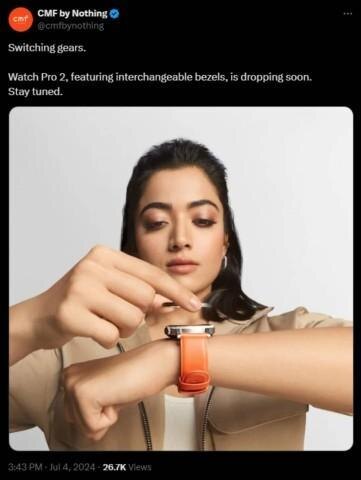 Женщина показывает смарт-часы CMF Watch Pro 2 с меняющимися ремешками