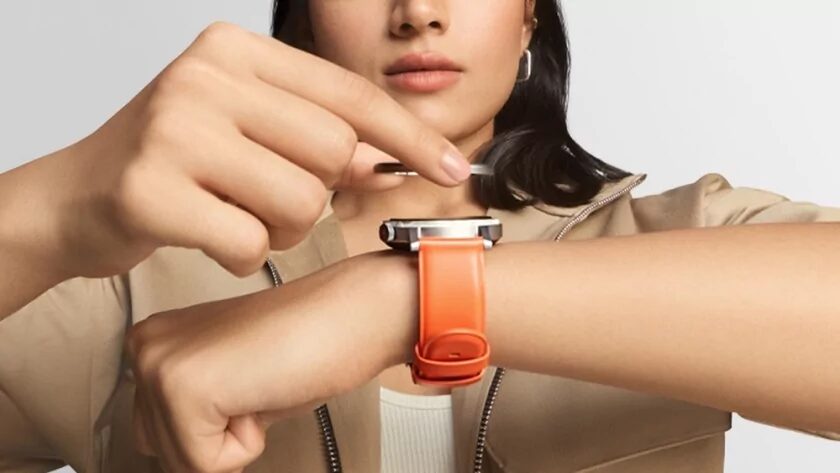 Пользователь вставляет SIM-карту в умные часы CMF Watch Pro 2