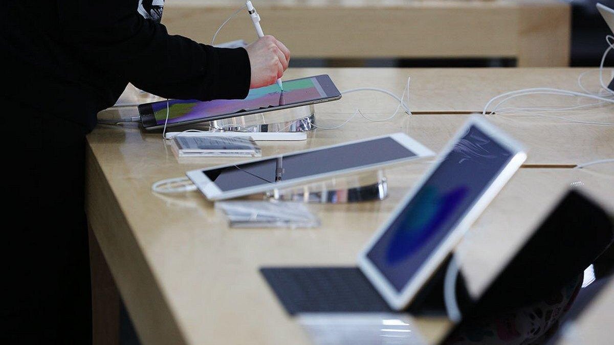 Работа с несколькими планшетами на деревянном столе