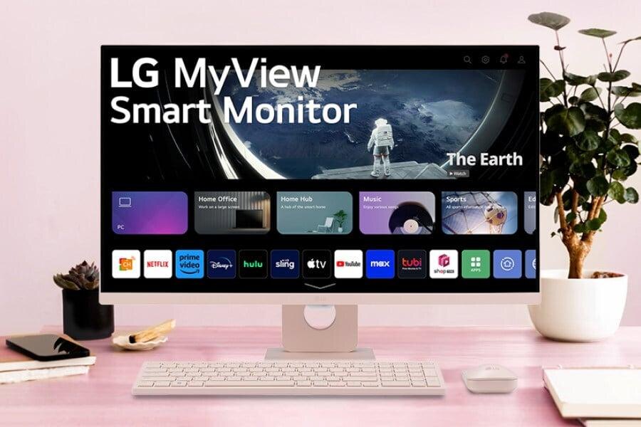 Компьютерный монитор LG MyView Smart Monitor с интерфейсом WebOS на столе